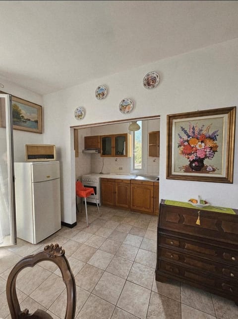 Kitchen or kitchenette, Living room, Seating area, oven