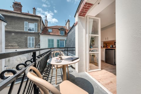 Property building, View (from property/room), Balcony/Terrace, Dining area