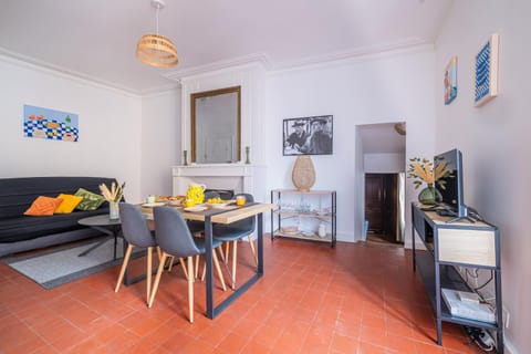 TV and multimedia, Seating area, Dining area