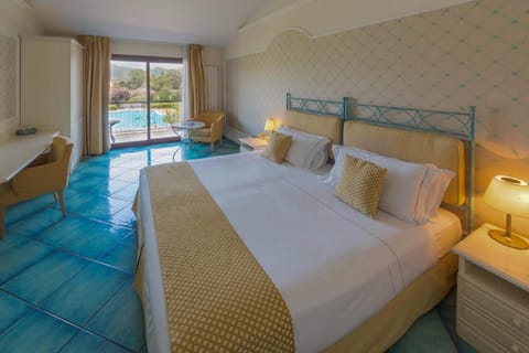 Bed, Pool view