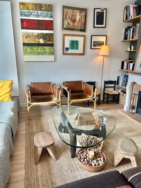 Library, Living room, Seating area