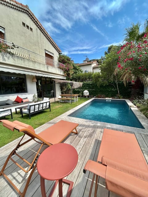 Property building, Patio, Day, Pool view, Swimming pool, sunbed