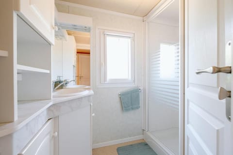 Mobile Home - 700m de la plage House in Portbail