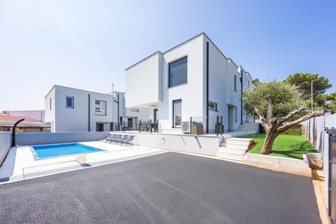 Property building, Day, Pool view, Swimming pool, Parking, sunbed
