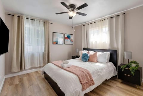 Aqua Oasis - Games - Close to DT - Sleeps 10 House in East Los Angeles