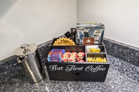 Spacious Family Getaway- Salt Water Pool & Hot Tub House in Lyndhurst