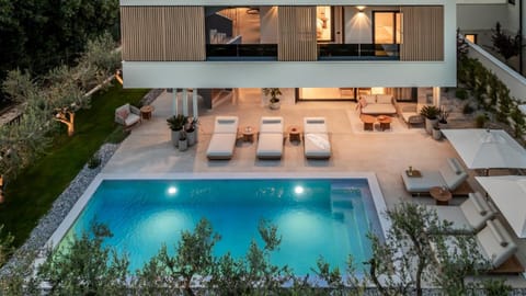 Property building, Garden, Balcony/Terrace, Seating area, Swimming pool