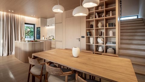 Kitchen or kitchenette, Seating area, Dining area