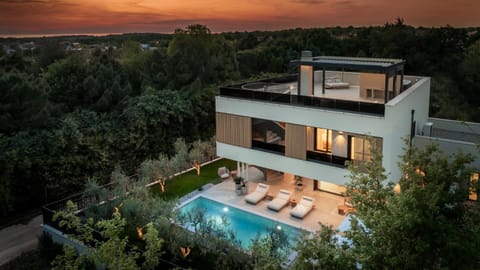 Property building, Garden, Sauna, Balcony/Terrace, Seating area, Swimming pool