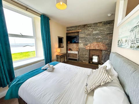 Bed, TV and multimedia, Photo of the whole room, Bedroom, Sea view, Sea view, internet, towels