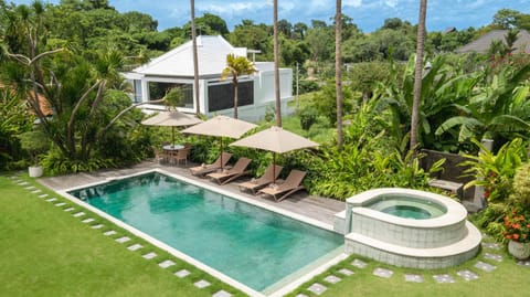 Property building, Garden view, Pool view, Swimming pool, sunbed