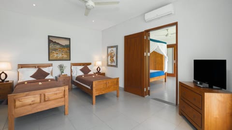 Bed, TV and multimedia, Photo of the whole room, Bedroom, wardrobe, air conditioner