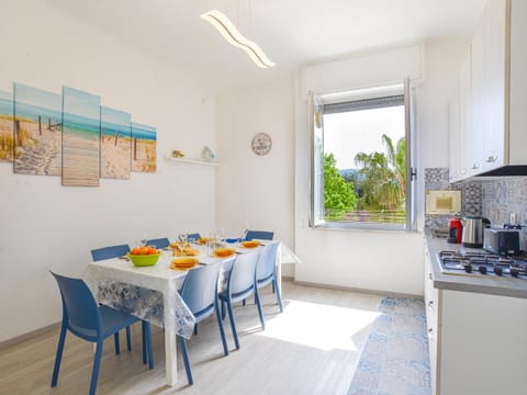 Kitchen or kitchenette, Dining area, stove