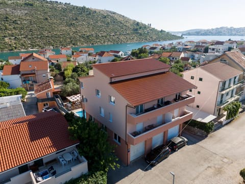 Bird's eye view, City view, Sea view, Location