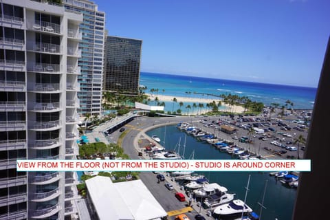 Waikiki Studio at Ilikai Marina - great apartment by the beach - see low end price! Condominio in Honolulu