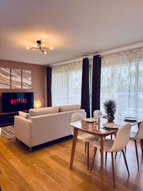 TV and multimedia, Living room, Seating area, Dining area