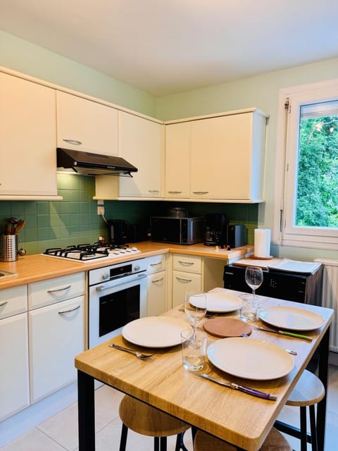 Dining area, dishwasher, minibar, stove, toaster