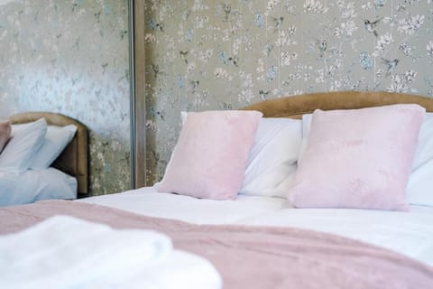 The Leeds Retreat - Sleeps 10 - Yorksha Property House in Bradford