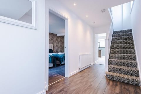 The Leeds Retreat - Sleeps 10 - Yorksha Property House in Bradford