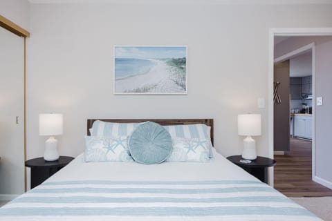 Harborlight House Coastal Comfort with Filtered Ocean Views walk to Harbor House in El Granada