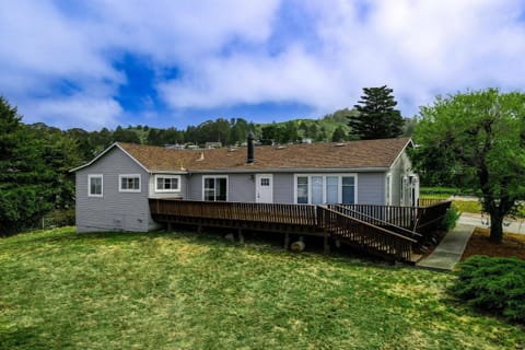 Harborlight House Coastal Comfort with Filtered Ocean Views walk to Harbor House in El Granada