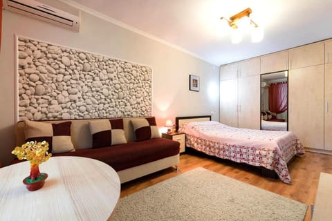 Bed, Photo of the whole room, Seating area, Bedroom, wardrobe, air conditioner