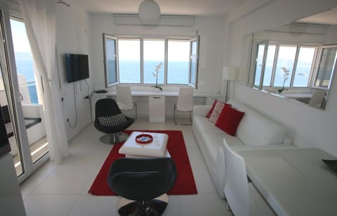 White Residence Luxury Apartments Condo in Sarandë