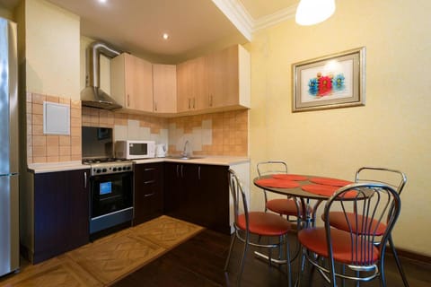 Kitchen or kitchenette, Dining area