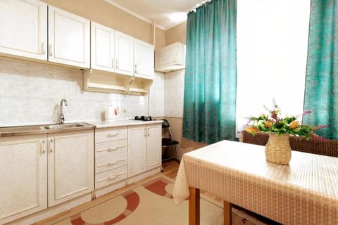 Kitchen or kitchenette, Dining area, minibar, stove