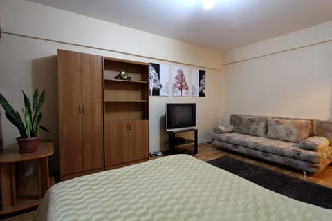 Bed, Night, TV and multimedia, Living room, Seating area, Bedroom