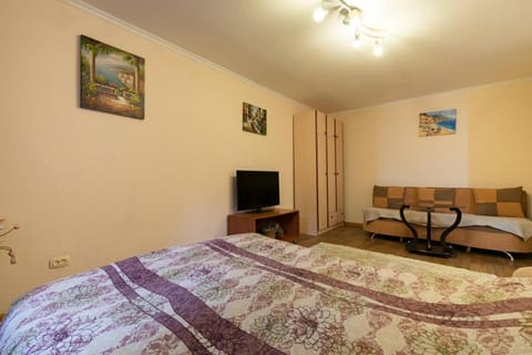 Bed, TV and multimedia, Seating area, Bedroom