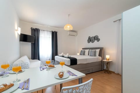 Bed, Living room, Seating area, Dining area, Bedroom, air conditioner