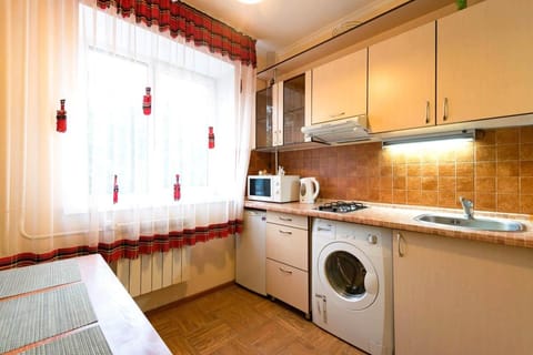 Kitchen or kitchenette, minibar, stove, washing machine