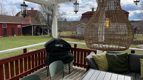 Spring, Day, Garden, Balcony/Terrace, Balcony/Terrace, Seating area, Garden view