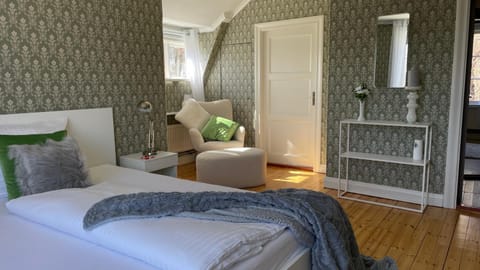 Bed, Photo of the whole room, Seating area, Bedroom