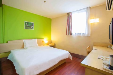 7Days Inn Wuhan Huazhong Science and Technology University Guanggu Square Hotel in Wuhan