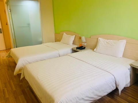 7Days Inn Wuhan Huazhong Science and Technology University Guanggu Square Hotel in Wuhan