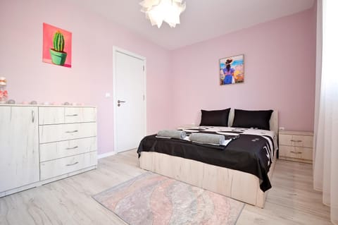 Bed, Photo of the whole room, Bedroom, towels, wardrobe