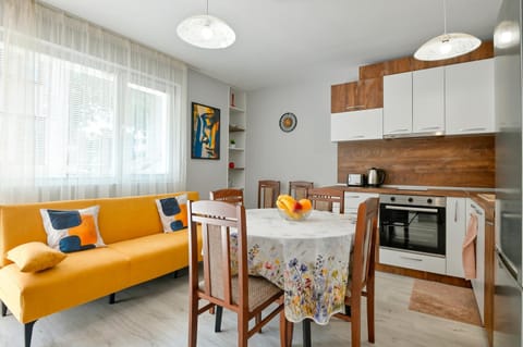 Coffee/tea facilities, Kitchen or kitchenette, Living room, Seating area, Dining area, oven, stove, toaster