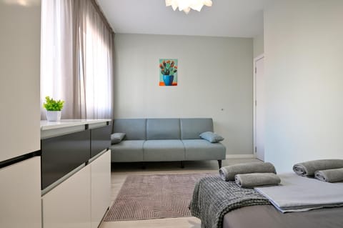 Bed, Photo of the whole room, Seating area, Bedroom