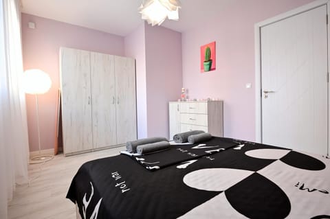 Photo of the whole room, Bedroom, wardrobe