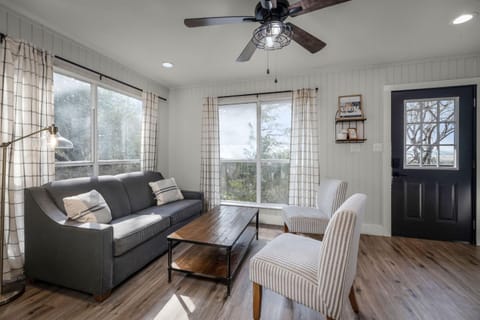 River Access Fire Pit BBQ Deck Sleeps 8 House in Kyle