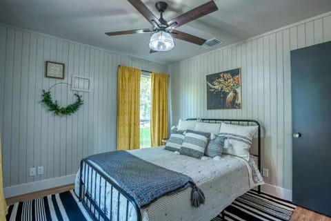 River Access Fire Pit BBQ Deck Sleeps 8 House in Kyle