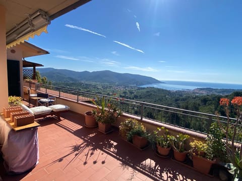Property building, Balcony/Terrace, Living room