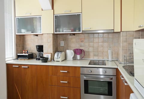 Coffee/tea facilities, Kitchen or kitchenette, dishwasher, oven, stove, toaster