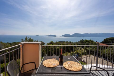 Day, Natural landscape, View (from property/room), Balcony/Terrace, Dining area, Sea view