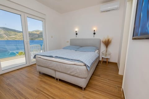 Bedroom, Mountain view