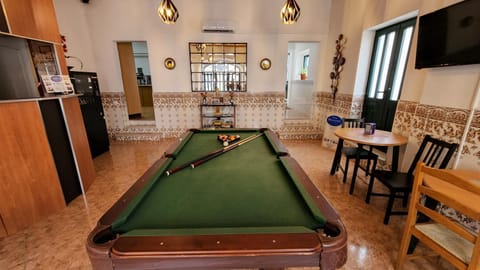 Billiard, Game Room