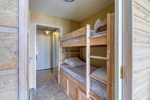 Bedroom, bunk bed