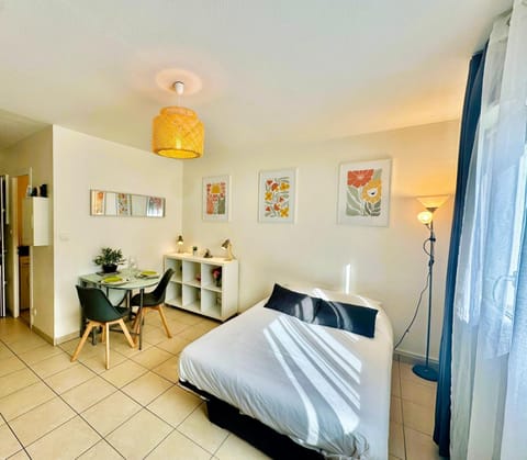 Flowers Studio Apartment in Saint-Julien-en-Genevois